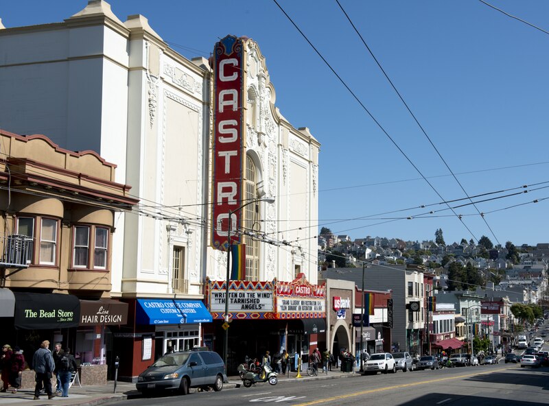 A street with cars and a sign on it

AI-generated content may be incorrect.